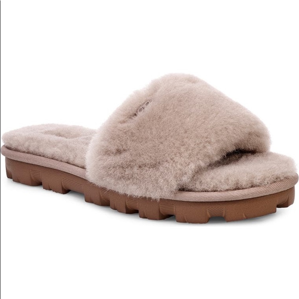 UGG COZETTE SLIPPER SIZE 7 OYSTER. GREAT CONDITION